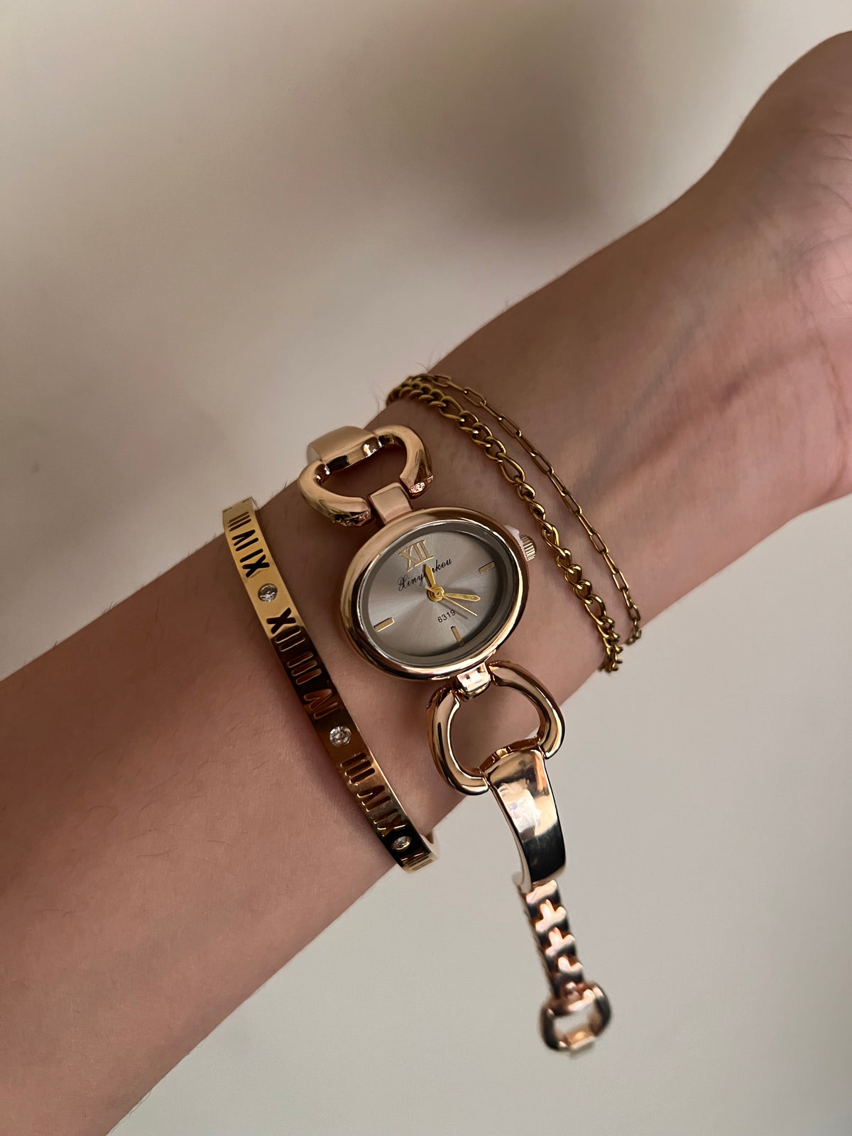 Round horseshoe pit shaped Watch