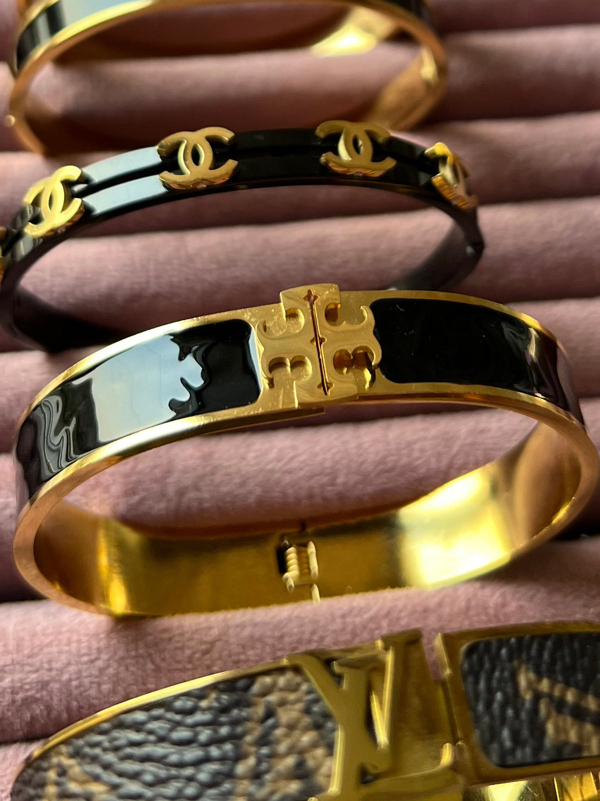 Black tiora handcuff