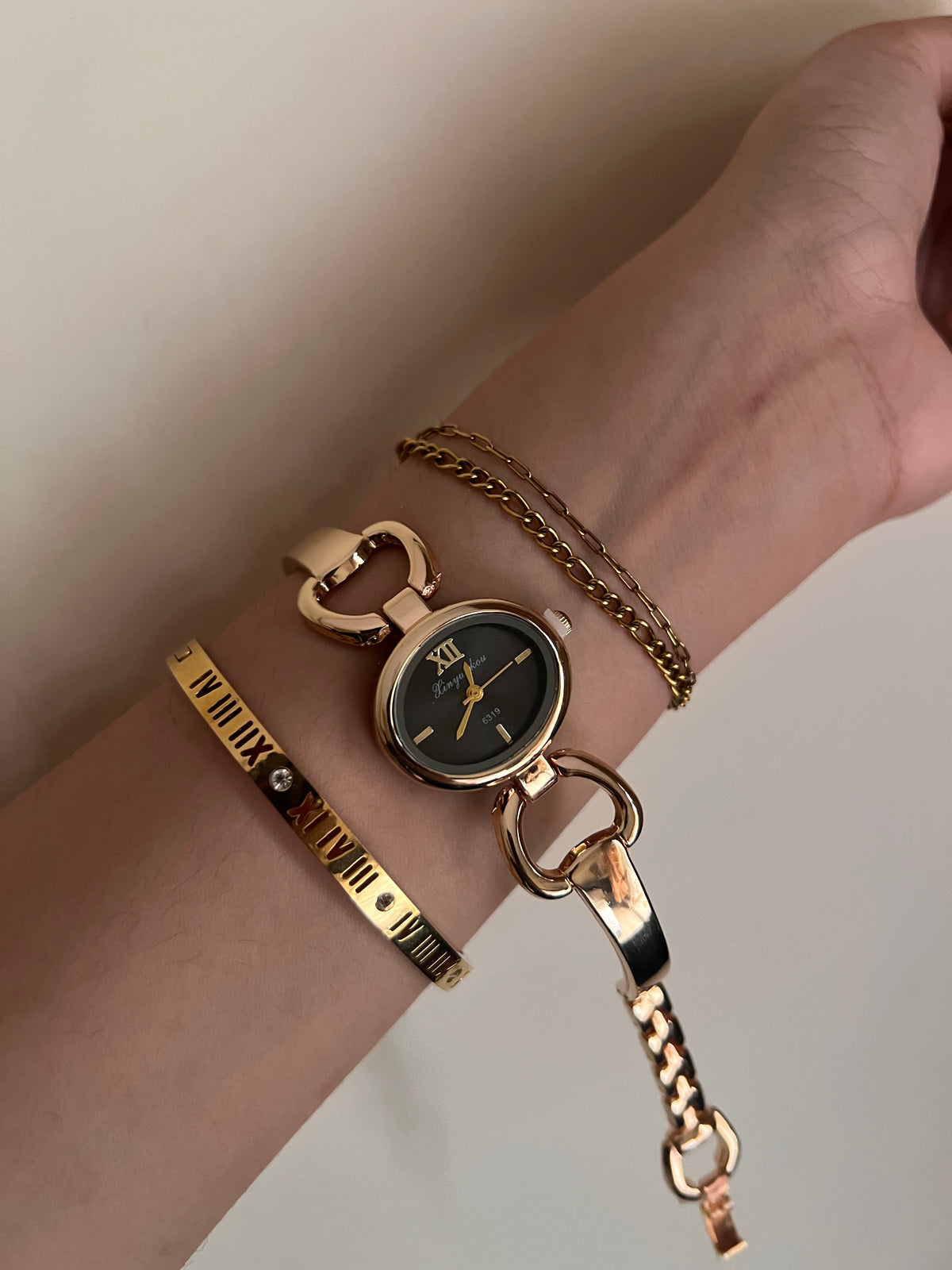 Round horseshoe pit shaped Watch