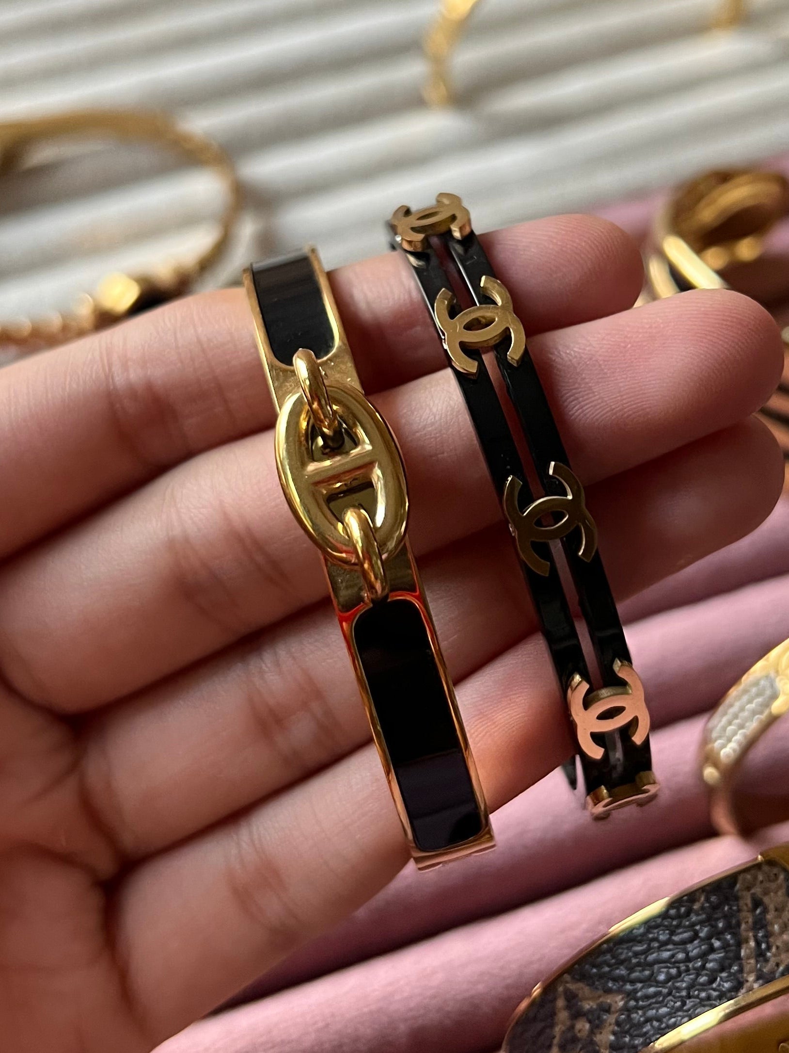 Black stellar handcuff
