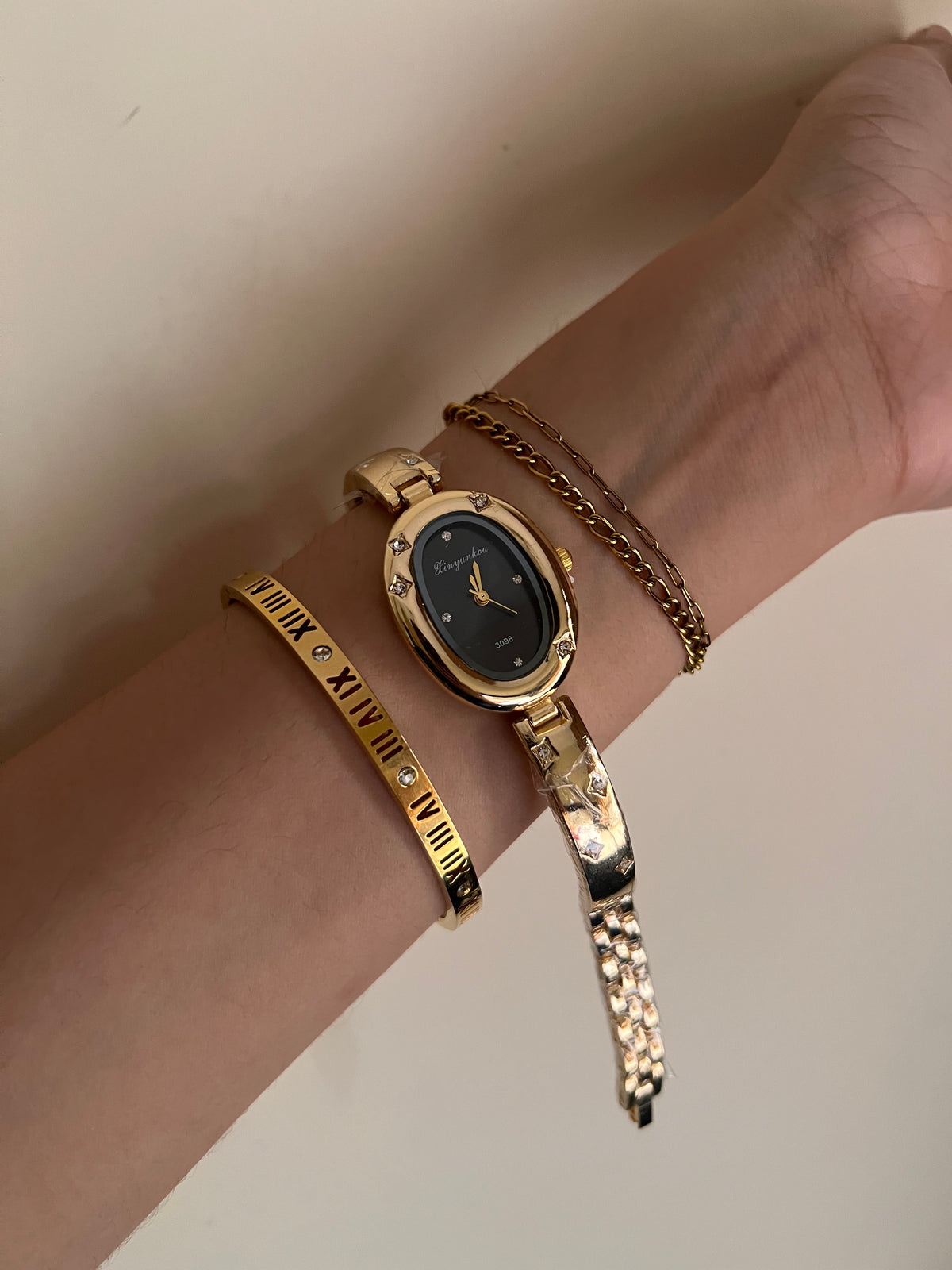 Oval shaped vintage style gemstones Watch