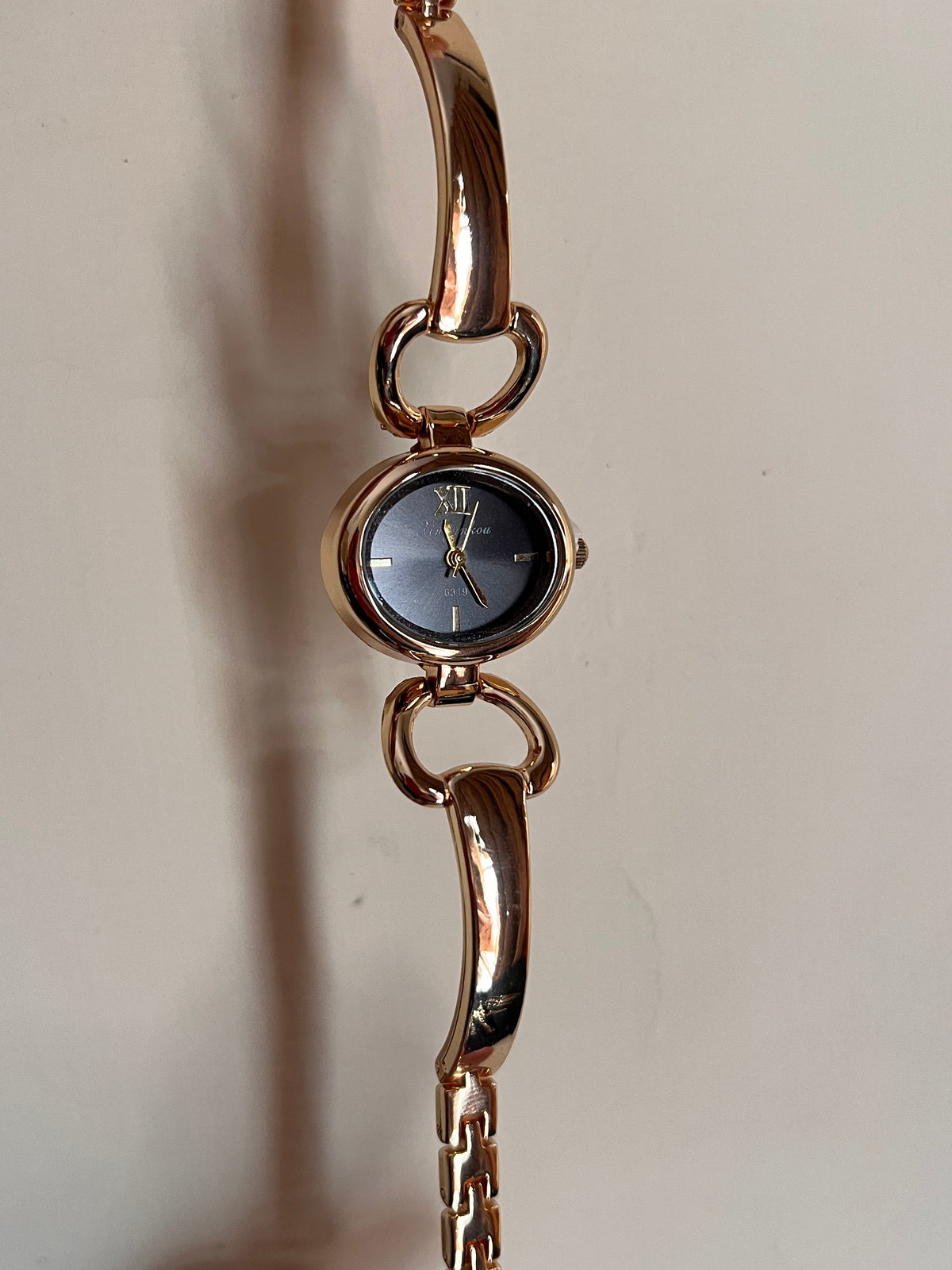 Round horseshoe pit shaped Watch