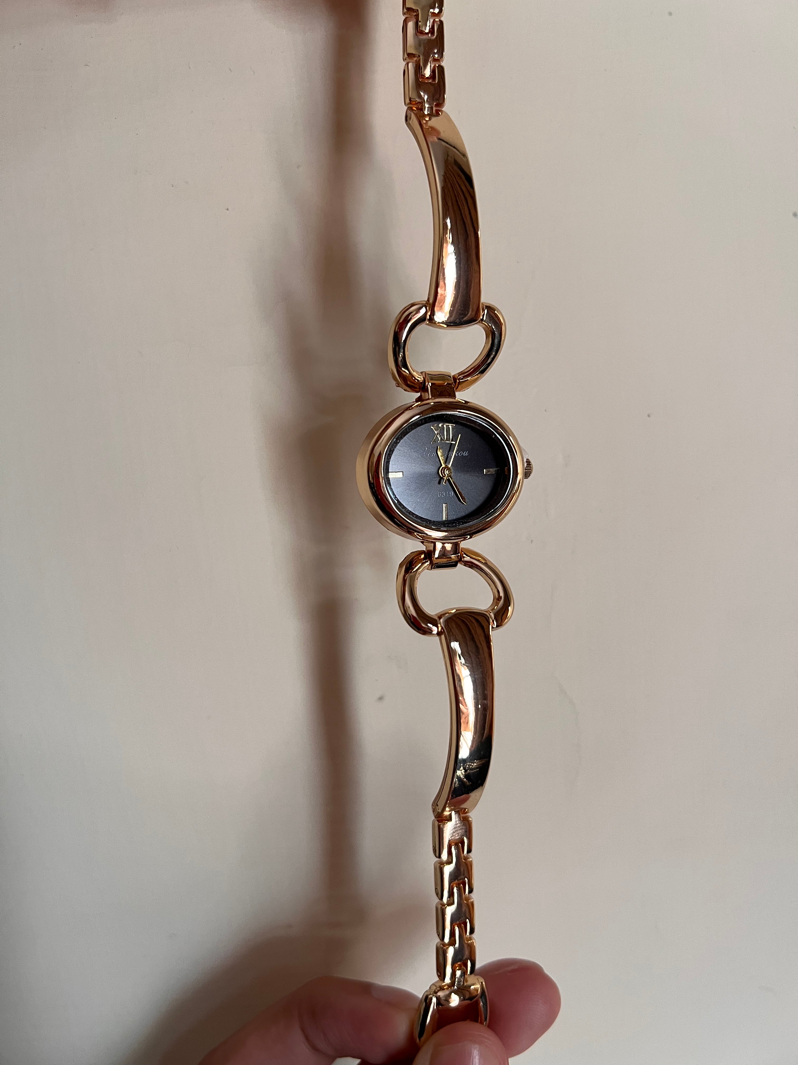 Round horseshoe pit shaped Watch