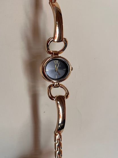 Round horseshoe pit shaped Watch