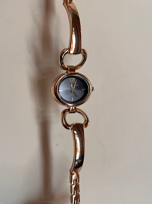 Round horseshoe pit shaped Watch