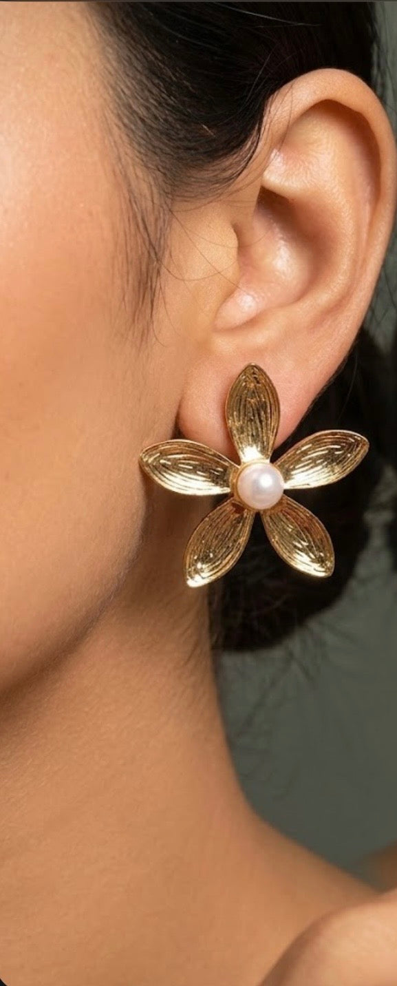 Flower golden earrings