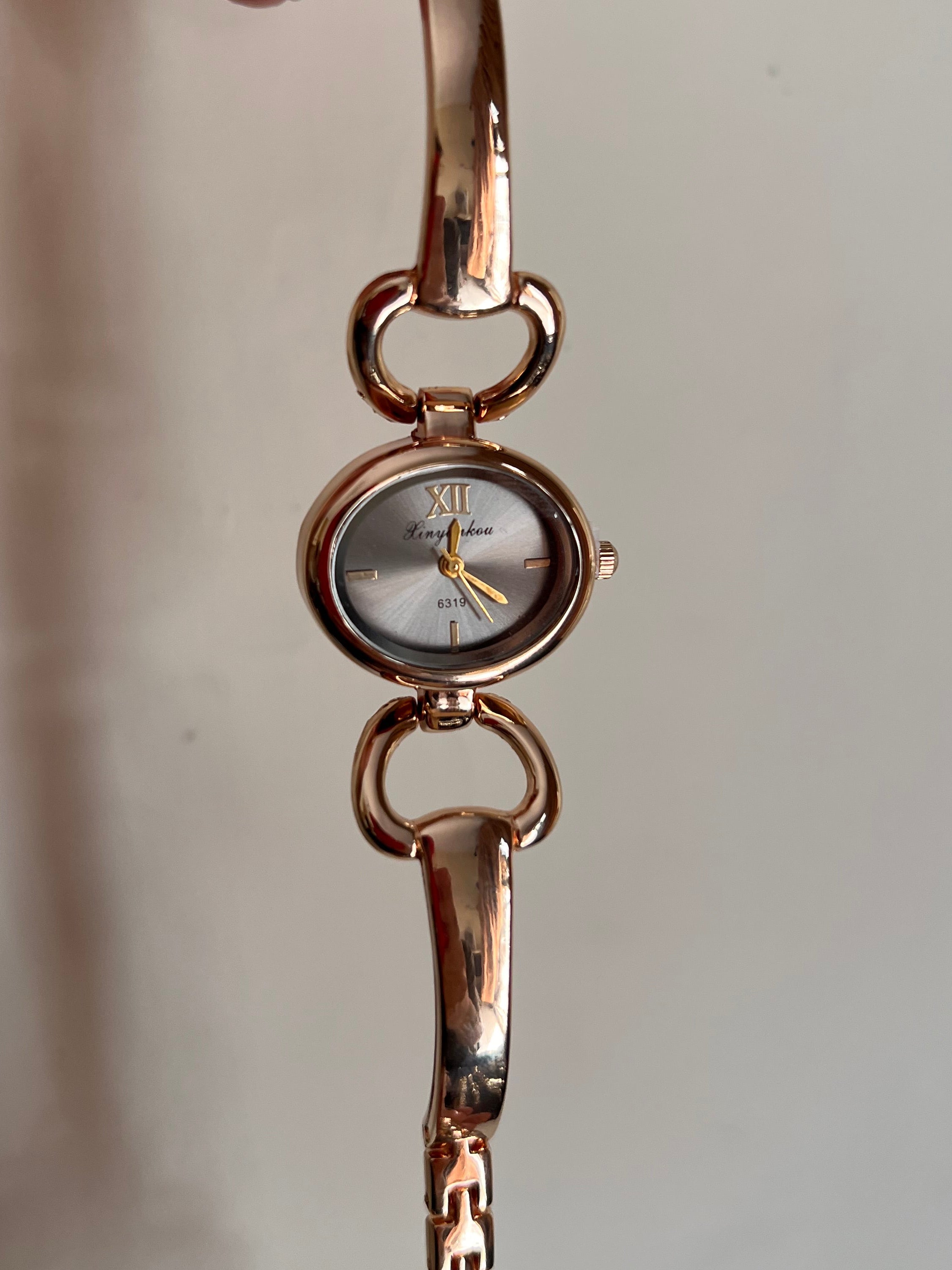 Round horseshoe pit shaped Watch