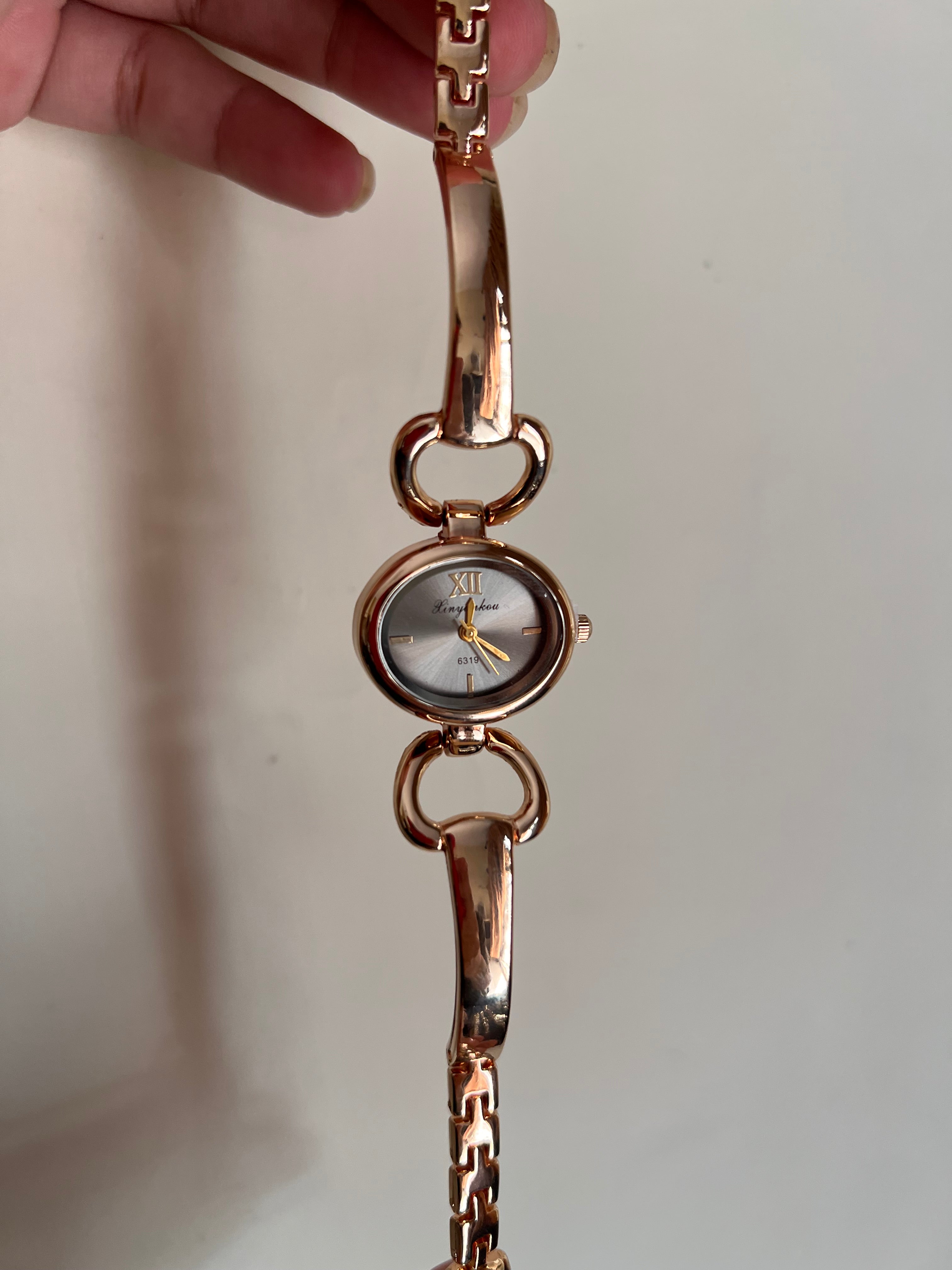 Round horseshoe pit shaped Watch