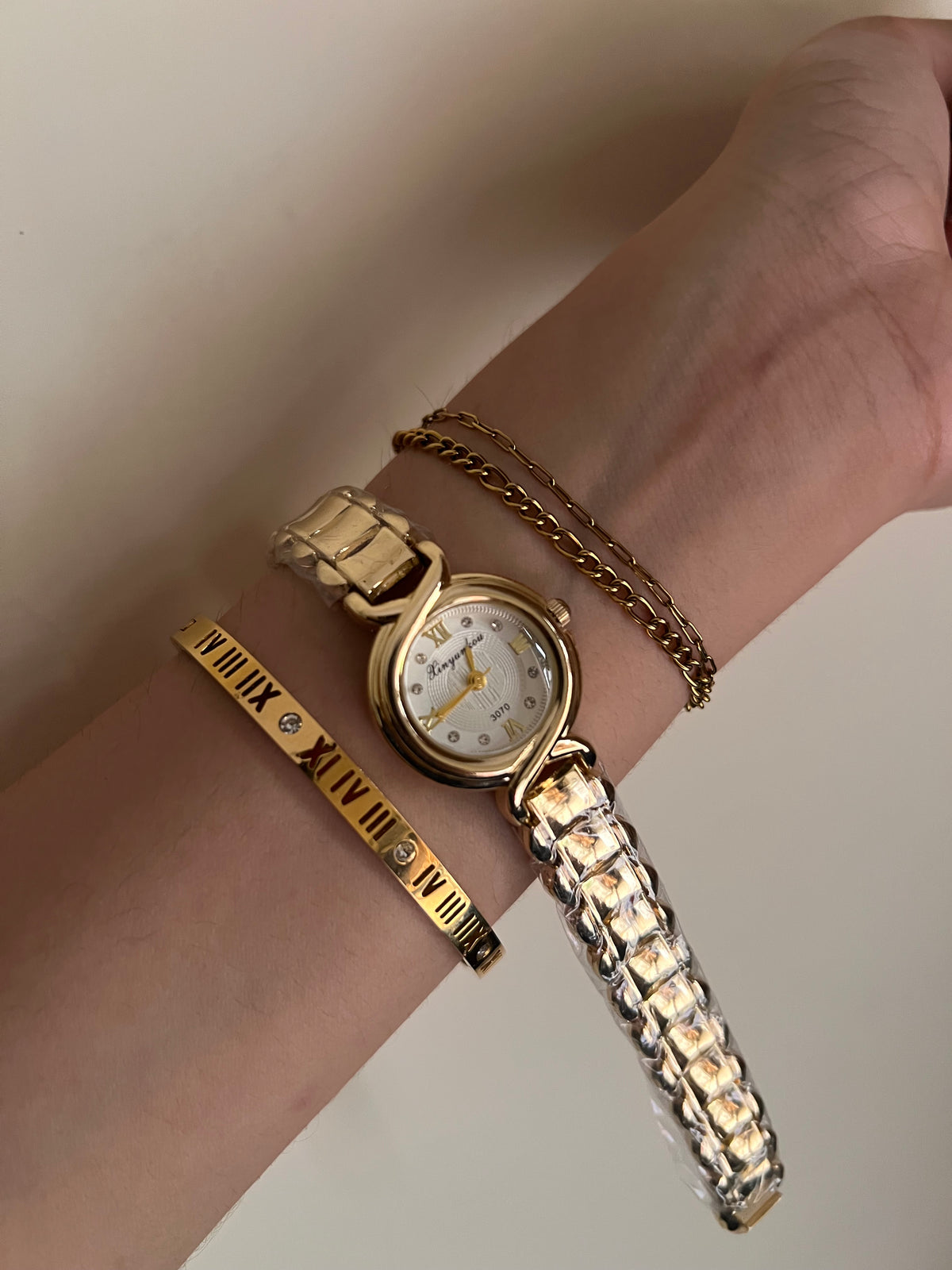 Classic Round shaped mini dial watch