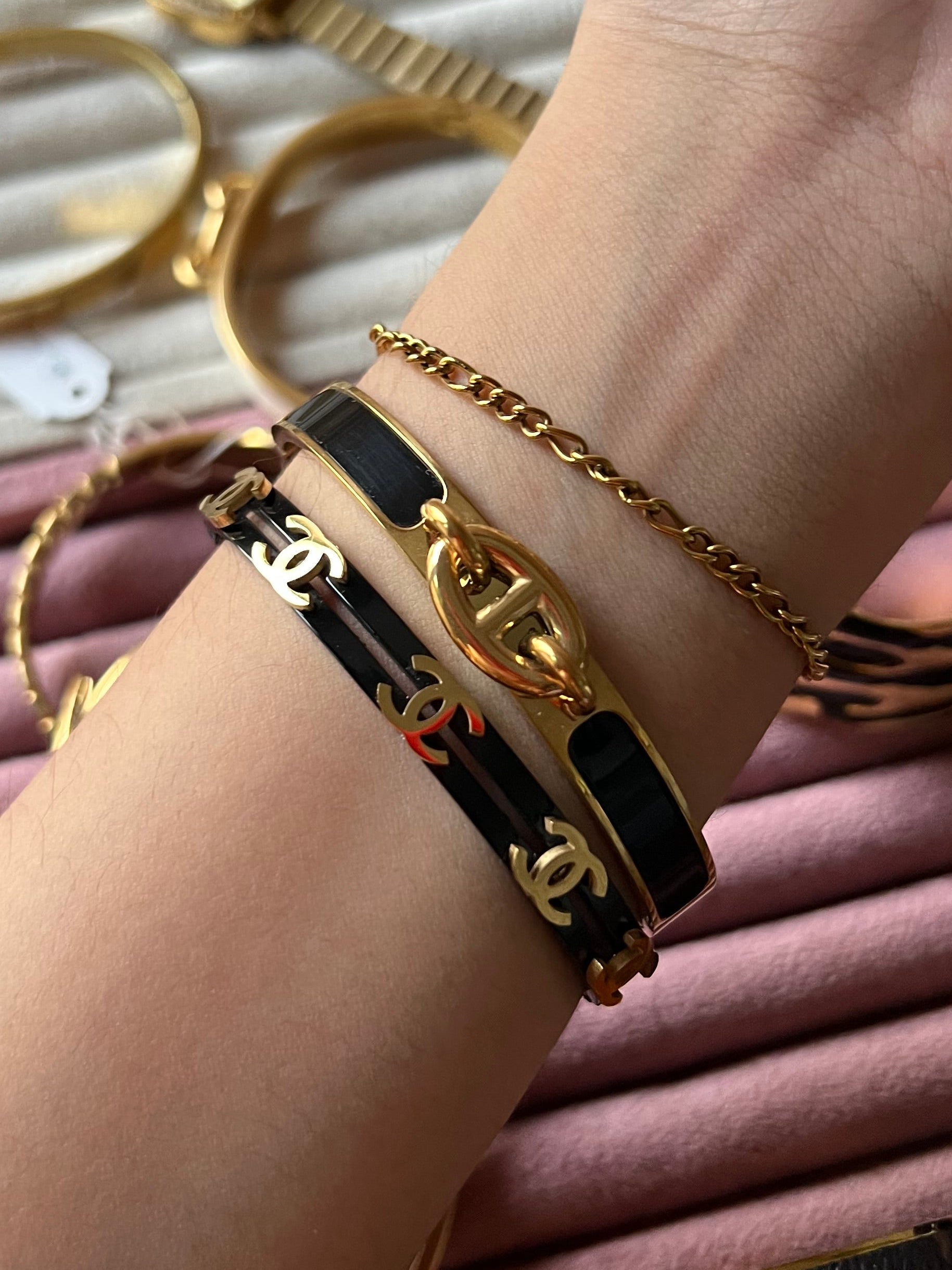 Black stellar handcuff