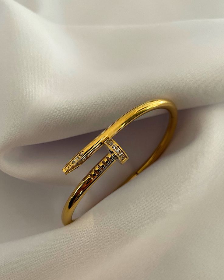 Nail pearl handcuff
